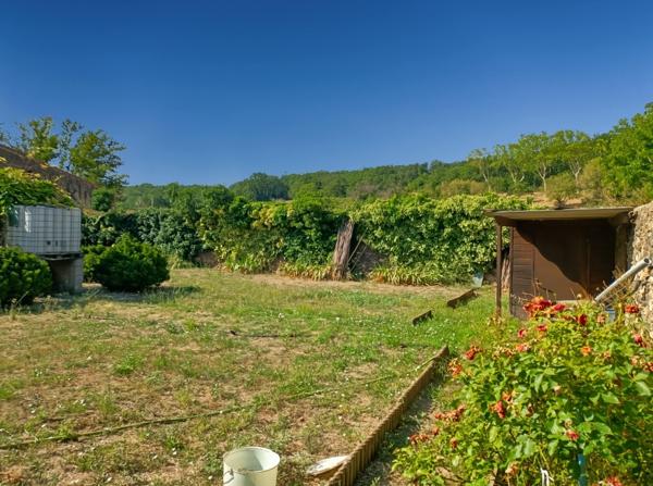 Nizas (34320) Proximité de Pézenas, superbe jardin potager clôturé de murs en pierre, compteur d'eau de jardin et magnifique