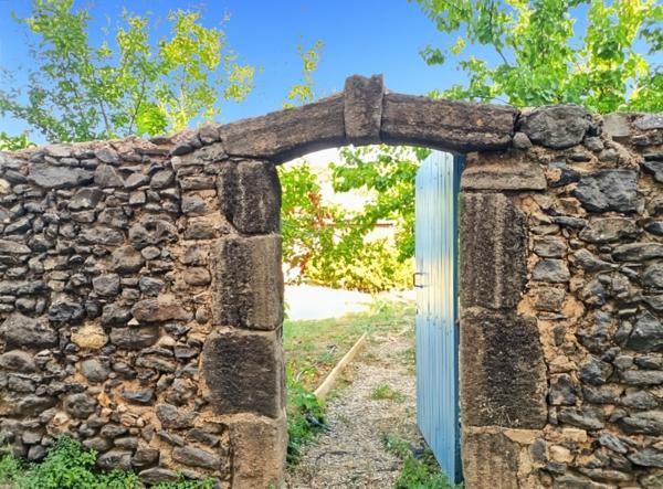 Nizas (34320) Proximité de Pézenas, superbe jardin potager clôturé de murs en pierre, compteur d'eau de jardin et magnifique