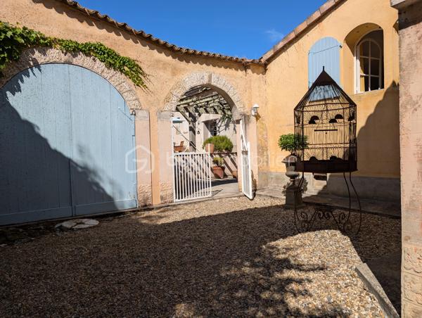 Maison de 296,70 m²