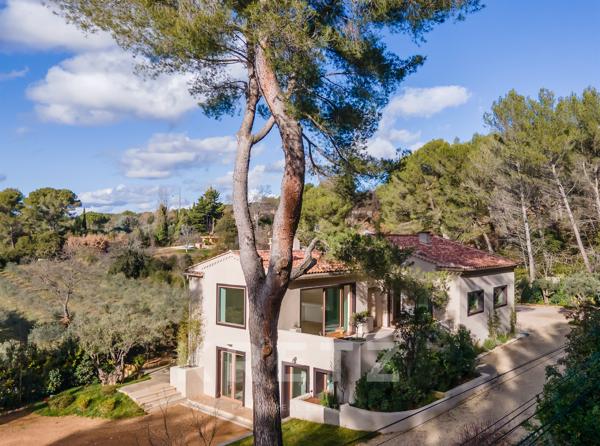 Maison rénovée à 5 mn du centre ville d’Aix-en-Provence, au cœur du très prisé site des Pinchinats