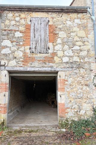 Bâtiment à usage de remise avec jardin, proche des commodités