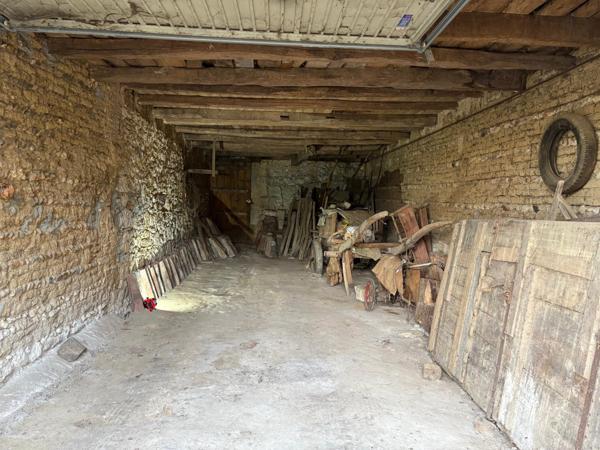 Bâtiment à usage de remise avec jardin, proche des commodités