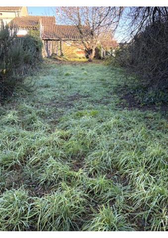 Bâtiment à usage de remise avec jardin, proche des commodités