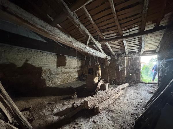 Bâtiment à usage de remise avec jardin, proche des commodités