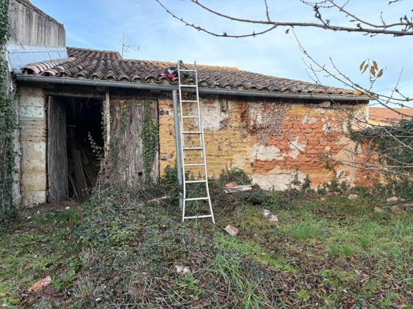 Bâtiment à usage de remise avec jardin, proche des commodités