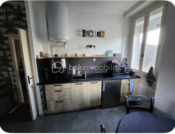 Découvrez ce bel appartement T2 situé dans un quartier calme d’Alès, 2 avenue Marcel CACHIN, en bordure du Gardon, à proximité immédiate des commerces et de toutes les commodités.

✨ Idéal pour un investissement locatif ou une résidence principale, cet appartement allie confort, praticité et rentabilité.

📍 LES ATOUTS MAJEURS
• Emplacement idéal, proche du Gardon
• Environnement calme et paisible
• Commerces et commodités à proximité immédiate
• Immeuble sécurisé avec interphone et ouverture de porte à gâche électrique
• Appartement situé au 2ᵉ étage, sans ascenseur

🛋️ UN APPARTEMENT PRÊT À VIVRE
• Séjour ouvert sur la cuisine
• Chambre spacieuse avec literie incluse
• Cuisine équipée : four, micro-ondes, réfrigérateur, plaques de cuisson, machine à café, etc
• Salle d’eau avec douche et WC
• Meublé : canapé, table, chaises, placard, etc.


📦 DEUX CAVES
Deux caves en sous-sol viennent compléter le bien, offrant un rangement optimal.

💰 UN INVESTISSEMENT LOCATIF ATTRACTIF
Appartement actuellement loué en Airbnb, avec une forte rentabilité, idéal pour un investissement locatif.

🔑 Tout est inclus pour une installation sans tracas.
Un appartement confortable, fonctionnel et idéalement situé, à découvrir sans tarder !