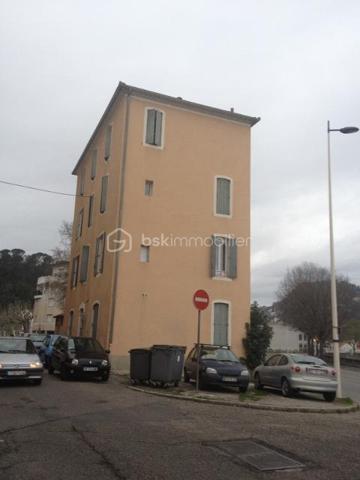 Découvrez ce bel appartement T2 situé dans un quartier calme d’Alès, 2 avenue Marcel CACHIN, en bordure du Gardon, à proximité immédiate des commerces et de toutes les commodités.

✨ Idéal pour un investissement locatif ou une résidence principale, cet appartement allie confort, praticité et rentabilité.

📍 LES ATOUTS MAJEURS
• Emplacement idéal, proche du Gardon
• Environnement calme et paisible
• Commerces et commodités à proximité immédiate
• Immeuble sécurisé avec interphone et ouverture de porte à gâche électrique
• Appartement situé au 2ᵉ étage, sans ascenseur

🛋️ UN APPARTEMENT PRÊT À VIVRE
• Séjour ouvert sur la cuisine
• Chambre spacieuse avec literie incluse
• Cuisine équipée : four, micro-ondes, réfrigérateur, plaques de cuisson, machine à café, etc
• Salle d’eau avec douche et WC
• Meublé : canapé, table, chaises, placard, etc.


📦 DEUX CAVES
Deux caves en sous-sol viennent compléter le bien, offrant un rangement optimal.

💰 UN INVESTISSEMENT LOCATIF ATTRACTIF
Appartement actuellement loué en Airbnb, avec une forte rentabilité, idéal pour un investissement locatif.

🔑 Tout est inclus pour une installation sans tracas.
Un appartement confortable, fonctionnel et idéalement situé, à découvrir sans tarder !