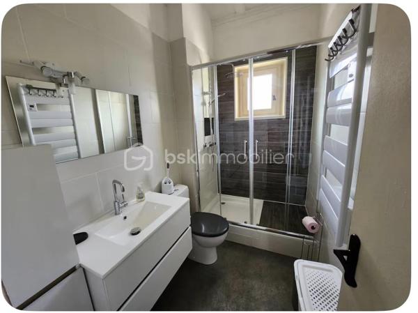 Découvrez ce bel appartement T2 situé dans un quartier calme d’Alès, 2 avenue Marcel CACHIN, en bordure du Gardon, à proximité immédiate des commerces et de toutes les commodités.

✨ Idéal pour un investissement locatif ou une résidence principale, cet appartement allie confort, praticité et rentabilité.

📍 LES ATOUTS MAJEURS
• Emplacement idéal, proche du Gardon
• Environnement calme et paisible
• Commerces et commodités à proximité immédiate
• Immeuble sécurisé avec interphone et ouverture de porte à gâche électrique
• Appartement situé au 2ᵉ étage, sans ascenseur

🛋️ UN APPARTEMENT PRÊT À VIVRE
• Séjour ouvert sur la cuisine
• Chambre spacieuse avec literie incluse
• Cuisine équipée : four, micro-ondes, réfrigérateur, plaques de cuisson, machine à café, etc
• Salle d’eau avec douche et WC
• Meublé : canapé, table, chaises, placard, etc.


📦 DEUX CAVES
Deux caves en sous-sol viennent compléter le bien, offrant un rangement optimal.

💰 UN INVESTISSEMENT LOCATIF ATTRACTIF
Appartement actuellement loué en Airbnb, avec une forte rentabilité, idéal pour un investissement locatif.

🔑 Tout est inclus pour une installation sans tracas.
Un appartement confortable, fonctionnel et idéalement situé, à découvrir sans tarder !