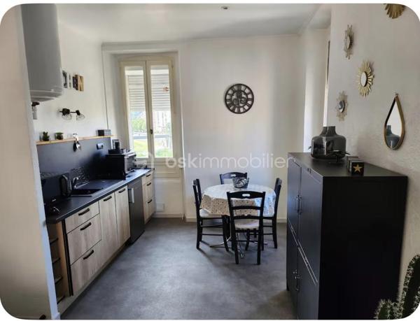 Découvrez ce bel appartement T2 situé dans un quartier calme d’Alès, 2 avenue Marcel CACHIN, en bordure du Gardon, à proximité immédiate des commerces et de toutes les commodités.

✨ Idéal pour un investissement locatif ou une résidence principale, cet appartement allie confort, praticité et rentabilité.

📍 LES ATOUTS MAJEURS
• Emplacement idéal, proche du Gardon
• Environnement calme et paisible
• Commerces et commodités à proximité immédiate
• Immeuble sécurisé avec interphone et ouverture de porte à gâche électrique
• Appartement situé au 2ᵉ étage, sans ascenseur

🛋️ UN APPARTEMENT PRÊT À VIVRE
• Séjour ouvert sur la cuisine
• Chambre spacieuse avec literie incluse
• Cuisine équipée : four, micro-ondes, réfrigérateur, plaques de cuisson, machine à café, etc
• Salle d’eau avec douche et WC
• Meublé : canapé, table, chaises, placard, etc.


📦 DEUX CAVES
Deux caves en sous-sol viennent compléter le bien, offrant un rangement optimal.

💰 UN INVESTISSEMENT LOCATIF ATTRACTIF
Appartement actuellement loué en Airbnb, avec une forte rentabilité, idéal pour un investissement locatif.

🔑 Tout est inclus pour une installation sans tracas.
Un appartement confortable, fonctionnel et idéalement situé, à découvrir sans tarder !