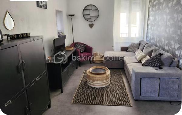 Découvrez ce bel appartement T2 situé dans un quartier calme d’Alès, 2 avenue Marcel CACHIN, en bordure du Gardon, à proximité immédiate des commerces et de toutes les commodités.

✨ Idéal pour un investissement locatif ou une résidence principale, cet appartement allie confort, praticité et rentabilité.

📍 LES ATOUTS MAJEURS
• Emplacement idéal, proche du Gardon
• Environnement calme et paisible
• Commerces et commodités à proximité immédiate
• Immeuble sécurisé avec interphone et ouverture de porte à gâche électrique
• Appartement situé au 2ᵉ étage, sans ascenseur

🛋️ UN APPARTEMENT PRÊT À VIVRE
• Séjour ouvert sur la cuisine
• Chambre spacieuse avec literie incluse
• Cuisine équipée : four, micro-ondes, réfrigérateur, plaques de cuisson, machine à café, etc
• Salle d’eau avec douche et WC
• Meublé : canapé, table, chaises, placard, etc.


📦 DEUX CAVES
Deux caves en sous-sol viennent compléter le bien, offrant un rangement optimal.

💰 UN INVESTISSEMENT LOCATIF ATTRACTIF
Appartement actuellement loué en Airbnb, avec une forte rentabilité, idéal pour un investissement locatif.

🔑 Tout est inclus pour une installation sans tracas.
Un appartement confortable, fonctionnel et idéalement situé, à découvrir sans tarder !