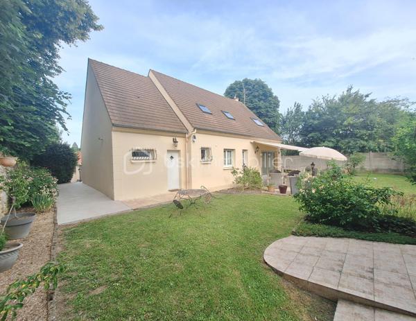 Dans une impasse au calme mais proche de toutes commodités maison individuelle, comprenant au RDC : entrée avec placard, séjour/salle à manger avec cheminée insert, cuisine aménagée et équipée, chambre avec placard, salle d’eau, WC, garage avec espace buanderie.
A l’étage palier avec rangements desservant 3 grandes chambres dont 2 avec placards, salle de bains avec WC, greniers.
Le tout sur un magnifique terrain de 724m² avec sa terrasse, son terrain de pétanque et cabane de jardin.
A  visiter sans tarder coup de cœur assuré.