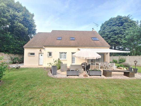 Dans une impasse au calme mais proche de toutes commodités maison individuelle, comprenant au RDC : entrée avec placard, séjour/salle à manger avec cheminée insert, cuisine aménagée et équipée, chambre avec placard, salle d’eau, WC, garage avec espace buanderie.
A l’étage palier avec rangements desservant 3 grandes chambres dont 2 avec placards, salle de bains avec WC, greniers.
Le tout sur un magnifique terrain de 724m² avec sa terrasse, son terrain de pétanque et cabane de jardin.
A  visiter sans tarder coup de cœur assuré.