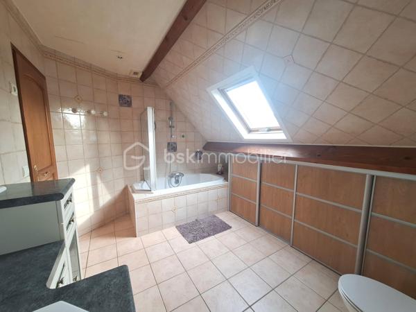 Dans une impasse au calme mais proche de toutes commodités maison individuelle, comprenant au RDC : entrée avec placard, séjour/salle à manger avec cheminée insert, cuisine aménagée et équipée, chambre avec placard, salle d’eau, WC, garage avec espace buanderie.
A l’étage palier avec rangements desservant 3 grandes chambres dont 2 avec placards, salle de bains avec WC, greniers.
Le tout sur un magnifique terrain de 724m² avec sa terrasse, son terrain de pétanque et cabane de jardin.
A  visiter sans tarder coup de cœur assuré.