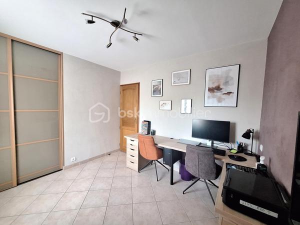 Dans une impasse au calme mais proche de toutes commodités maison individuelle, comprenant au RDC : entrée avec placard, séjour/salle à manger avec cheminée insert, cuisine aménagée et équipée, chambre avec placard, salle d’eau, WC, garage avec espace buanderie.
A l’étage palier avec rangements desservant 3 grandes chambres dont 2 avec placards, salle de bains avec WC, greniers.
Le tout sur un magnifique terrain de 724m² avec sa terrasse, son terrain de pétanque et cabane de jardin.
A  visiter sans tarder coup de cœur assuré.