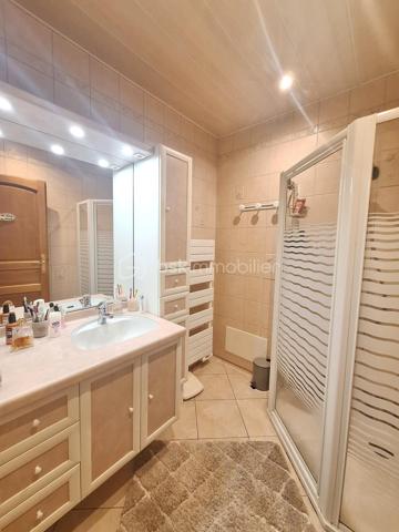 Dans une impasse au calme mais proche de toutes commodités maison individuelle, comprenant au RDC : entrée avec placard, séjour/salle à manger avec cheminée insert, cuisine aménagée et équipée, chambre avec placard, salle d’eau, WC, garage avec espace buanderie.
A l’étage palier avec rangements desservant 3 grandes chambres dont 2 avec placards, salle de bains avec WC, greniers.
Le tout sur un magnifique terrain de 724m² avec sa terrasse, son terrain de pétanque et cabane de jardin.
A  visiter sans tarder coup de cœur assuré.