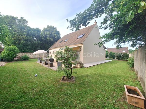 Dans une impasse au calme mais proche de toutes commodités maison individuelle, comprenant au RDC : entrée avec placard, séjour/salle à manger avec cheminée insert, cuisine aménagée et équipée, chambre avec placard, salle d’eau, WC, garage avec espace buanderie.
A l’étage palier avec rangements desservant 3 grandes chambres dont 2 avec placards, salle de bains avec WC, greniers.
Le tout sur un magnifique terrain de 724m² avec sa terrasse, son terrain de pétanque et cabane de jardin.
A  visiter sans tarder coup de cœur assuré.