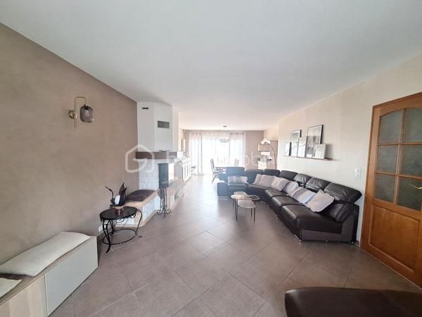 Dans une impasse au calme mais proche de toutes commodités maison individuelle, comprenant au RDC : entrée avec placard, séjour/salle à manger avec cheminée insert, cuisine aménagée et équipée, chambre avec placard, salle d’eau, WC, garage avec espace buanderie.
A l’étage palier avec rangements desservant 3 grandes chambres dont 2 avec placards, salle de bains avec WC, greniers.
Le tout sur un magnifique terrain de 724m² avec sa terrasse, son terrain de pétanque et cabane de jardin.
A  visiter sans tarder coup de cœur assuré.