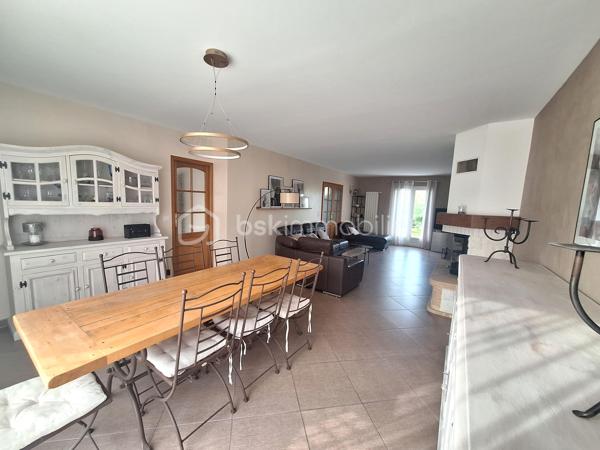 Dans une impasse au calme mais proche de toutes commodités maison individuelle, comprenant au RDC : entrée avec placard, séjour/salle à manger avec cheminée insert, cuisine aménagée et équipée, chambre avec placard, salle d’eau, WC, garage avec espace buanderie.
A l’étage palier avec rangements desservant 3 grandes chambres dont 2 avec placards, salle de bains avec WC, greniers.
Le tout sur un magnifique terrain de 724m² avec sa terrasse, son terrain de pétanque et cabane de jardin.
A  visiter sans tarder coup de cœur assuré.