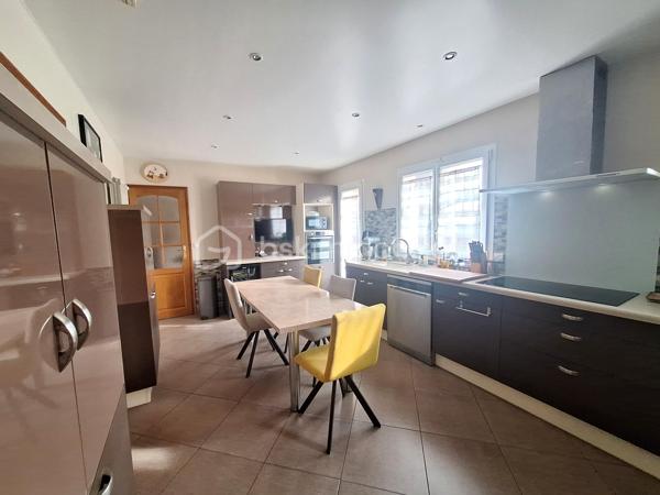 Dans une impasse au calme mais proche de toutes commodités maison individuelle, comprenant au RDC : entrée avec placard, séjour/salle à manger avec cheminée insert, cuisine aménagée et équipée, chambre avec placard, salle d’eau, WC, garage avec espace buanderie.
A l’étage palier avec rangements desservant 3 grandes chambres dont 2 avec placards, salle de bains avec WC, greniers.
Le tout sur un magnifique terrain de 724m² avec sa terrasse, son terrain de pétanque et cabane de jardin.
A  visiter sans tarder coup de cœur assuré.
