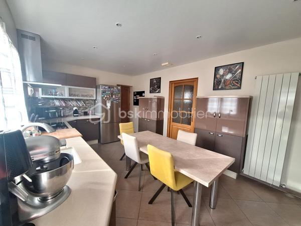 Dans une impasse au calme mais proche de toutes commodités maison individuelle, comprenant au RDC : entrée avec placard, séjour/salle à manger avec cheminée insert, cuisine aménagée et équipée, chambre avec placard, salle d’eau, WC, garage avec espace buanderie.
A l’étage palier avec rangements desservant 3 grandes chambres dont 2 avec placards, salle de bains avec WC, greniers.
Le tout sur un magnifique terrain de 724m² avec sa terrasse, son terrain de pétanque et cabane de jardin.
A  visiter sans tarder coup de cœur assuré.