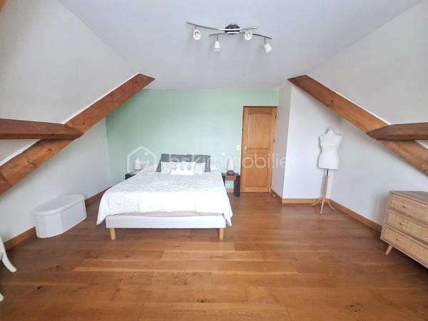 Dans une impasse au calme mais proche de toutes commodités maison individuelle, comprenant au RDC : entrée avec placard, séjour/salle à manger avec cheminée insert, cuisine aménagée et équipée, chambre avec placard, salle d’eau, WC, garage avec espace buanderie.
A l’étage palier avec rangements desservant 3 grandes chambres dont 2 avec placards, salle de bains avec WC, greniers.
Le tout sur un magnifique terrain de 724m² avec sa terrasse, son terrain de pétanque et cabane de jardin.
A  visiter sans tarder coup de cœur assuré.