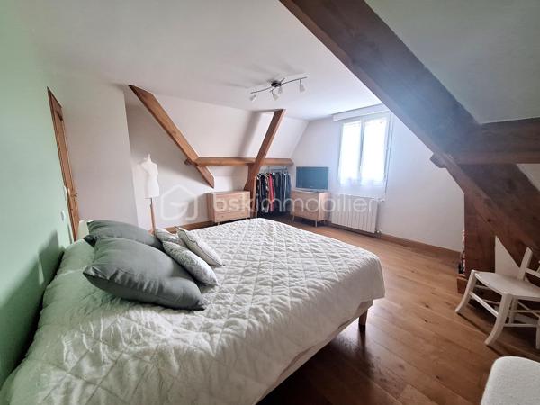 Dans une impasse au calme mais proche de toutes commodités maison individuelle, comprenant au RDC : entrée avec placard, séjour/salle à manger avec cheminée insert, cuisine aménagée et équipée, chambre avec placard, salle d’eau, WC, garage avec espace buanderie.
A l’étage palier avec rangements desservant 3 grandes chambres dont 2 avec placards, salle de bains avec WC, greniers.
Le tout sur un magnifique terrain de 724m² avec sa terrasse, son terrain de pétanque et cabane de jardin.
A  visiter sans tarder coup de cœur assuré.