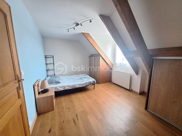 Dans une impasse au calme mais proche de toutes commodités maison individuelle, comprenant au RDC : entrée avec placard, séjour/salle à manger avec cheminée insert, cuisine aménagée et équipée, chambre avec placard, salle d’eau, WC, garage avec espace buanderie.
A l’étage palier avec rangements desservant 3 grandes chambres dont 2 avec placards, salle de bains avec WC, greniers.
Le tout sur un magnifique terrain de 724m² avec sa terrasse, son terrain de pétanque et cabane de jardin.
A  visiter sans tarder coup de cœur assuré.