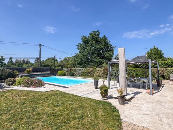 Maison contemporaine 4 chambres+bureau avec piscine à Les Garennes sur Loire