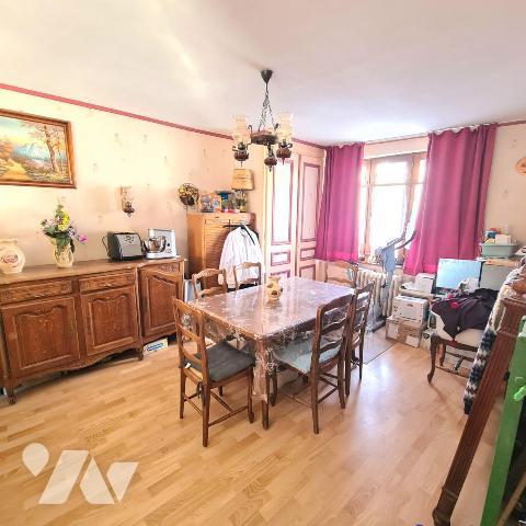 LOOS immeuble à usage commercial et d'habitation avec parking