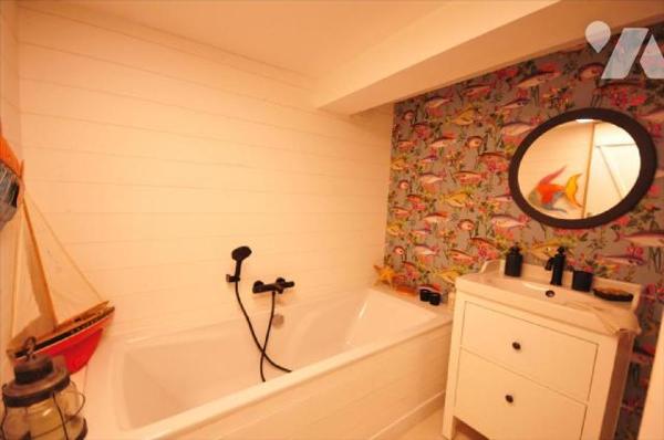 Charme et authenticité pour cet ancien moulin rénové. Amoureux de vieilles pierres, de nature e...