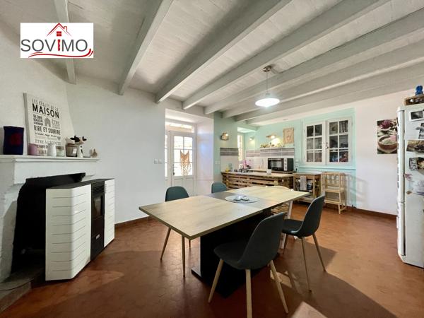 AU COEUR D'UN VILLAGE TOURISTIQUE, CHARMANTE MAISON DE CARACTÈRE RÉNOVEE AVEC COUR ET JARDINET