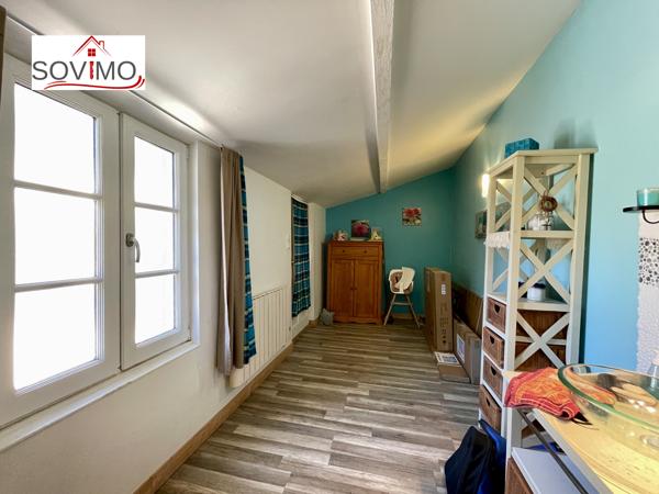 AU COEUR D'UN VILLAGE TOURISTIQUE, CHARMANTE MAISON DE CARACTÈRE RÉNOVEE AVEC COUR ET JARDINET