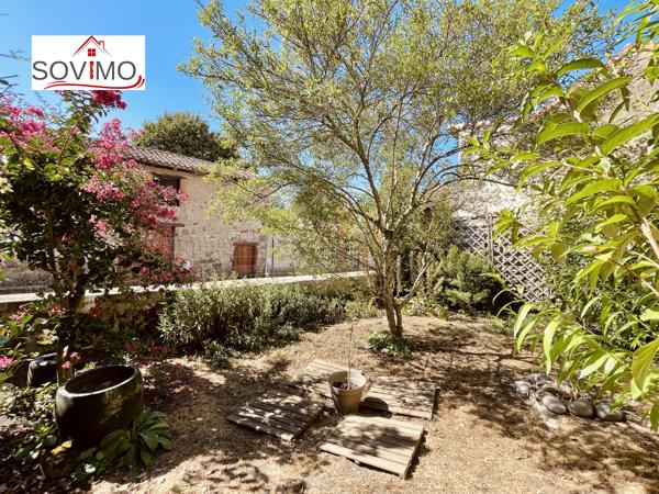 AU COEUR D'UN VILLAGE TOURISTIQUE, CHARMANTE MAISON DE CARACTÈRE RÉNOVEE AVEC COUR ET JARDINET