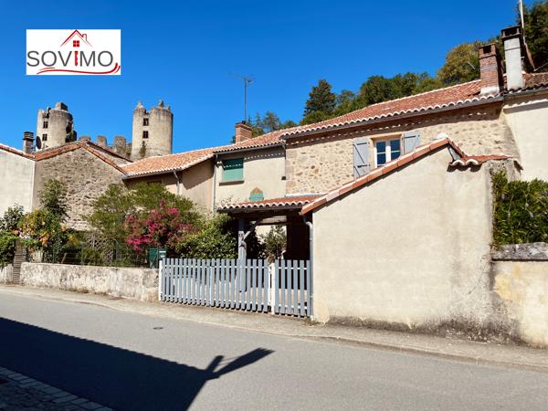AU COEUR D'UN VILLAGE TOURISTIQUE, CHARMANTE MAISON DE CARACTÈRE RÉNOVEE AVEC COUR ET JARDINET