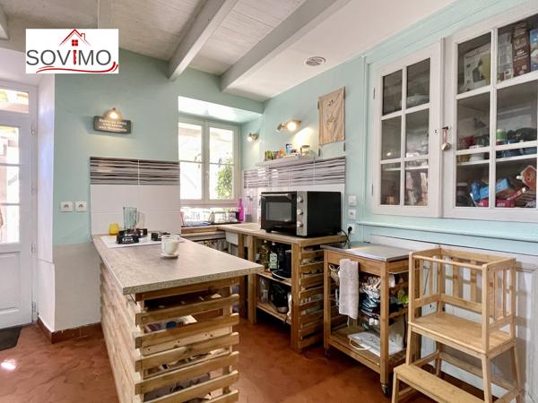 AU COEUR D'UN VILLAGE TOURISTIQUE, CHARMANTE MAISON DE CARACTÈRE RÉNOVEE AVEC COUR ET JARDINET