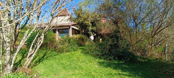 A vendre LIMEYRAT (24), maison de 172 m2 sur un terrain de 2300 m2.