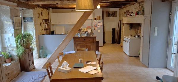 A vendre LIMEYRAT (24), maison de 172 m2 sur un terrain de 2300 m2.