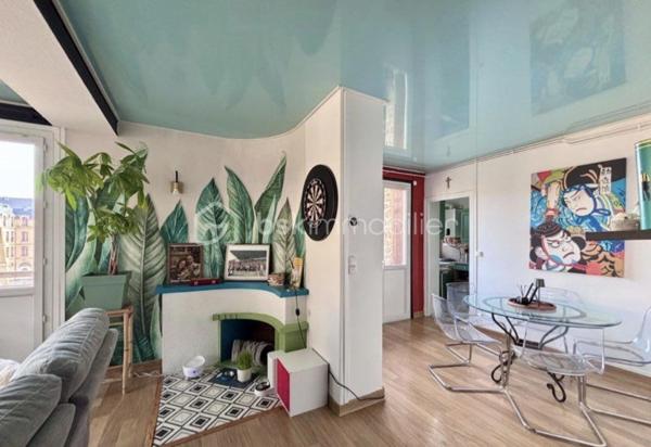Sur la commune de Sedan, découvrons ce superbe appartement de 70 m² au style Parisien contemporain éclectique situé au 3èm étage d'un immeuble parfaitement entretenu en copropriété avec ascenseur

👉🏿Composition du bien : 

Entrée
Grand séjour lumineux
Un chambre
Cuisine
Salle de douche 
Wc 
Un coin bureau

✅Grande luminosité
✅Le balcon traversant tout l'appartement apporte le charme escompté
✅Les matériaux utilisés mélangent modernité et noblesse.
✅Chaudière gaz très récente
✅Cave
✅Grenier