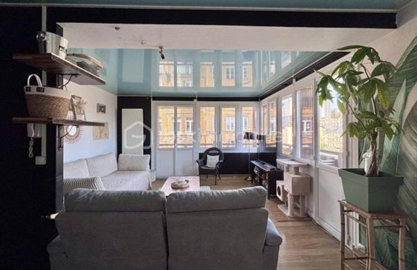 Sur la commune de Sedan, découvrons ce superbe appartement de 70 m² au style Parisien contemporain éclectique situé au 3èm étage d'un immeuble parfaitement entretenu en copropriété avec ascenseur

👉🏿Composition du bien : 

Entrée
Grand séjour lumineux
Un chambre
Cuisine
Salle de douche 
Wc 
Un coin bureau

✅Grande luminosité
✅Le balcon traversant tout l'appartement apporte le charme escompté
✅Les matériaux utilisés mélangent modernité et noblesse.
✅Chaudière gaz très récente
✅Cave
✅Grenier