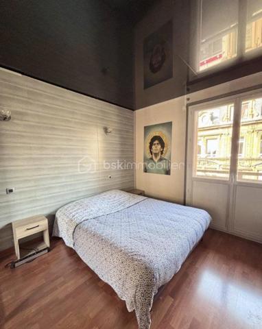 Sur la commune de Sedan, découvrons ce superbe appartement de 70 m² au style Parisien contemporain éclectique situé au 3èm étage d'un immeuble parfaitement entretenu en copropriété avec ascenseur

👉🏿Composition du bien : 

Entrée
Grand séjour lumineux
Un chambre
Cuisine
Salle de douche 
Wc 
Un coin bureau

✅Grande luminosité
✅Le balcon traversant tout l'appartement apporte le charme escompté
✅Les matériaux utilisés mélangent modernité et noblesse.
✅Chaudière gaz très récente
✅Cave
✅Grenier