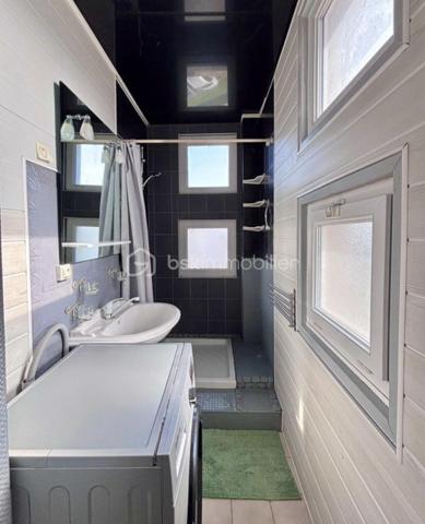 Sur la commune de Sedan, découvrons ce superbe appartement de 70 m² au style Parisien contemporain éclectique situé au 3èm étage d'un immeuble parfaitement entretenu en copropriété avec ascenseur

👉🏿Composition du bien : 

Entrée
Grand séjour lumineux
Un chambre
Cuisine
Salle de douche 
Wc 
Un coin bureau

✅Grande luminosité
✅Le balcon traversant tout l'appartement apporte le charme escompté
✅Les matériaux utilisés mélangent modernité et noblesse.
✅Chaudière gaz très récente
✅Cave
✅Grenier
