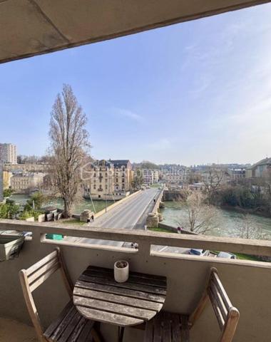 Sur la commune de Sedan, découvrons ce superbe appartement de 70 m² au style Parisien contemporain éclectique situé au 3èm étage d'un immeuble parfaitement entretenu en copropriété avec ascenseur

👉🏿Composition du bien : 

Entrée
Grand séjour lumineux
Un chambre
Cuisine
Salle de douche 
Wc 
Un coin bureau

✅Grande luminosité
✅Le balcon traversant tout l'appartement apporte le charme escompté
✅Les matériaux utilisés mélangent modernité et noblesse.
✅Chaudière gaz très récente
✅Cave
✅Grenier