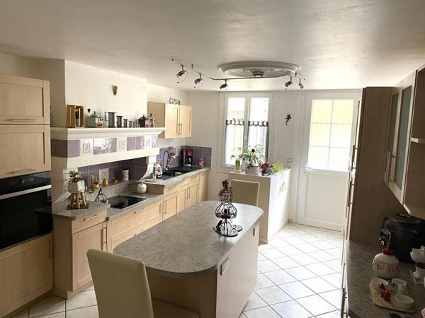 Belle Maison de Caractère de 166 m² entièrement rénovée avec son garage, atelier, cave, buanderie-chaufferie, terrasses, appentis et terrain clos, arboré de 598 m²