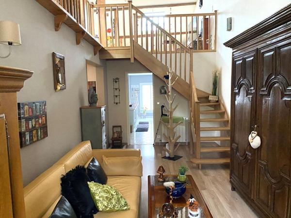 Belle Maison de Caractère de 166 m² entièrement rénovée avec son garage, atelier, cave, buanderie-chaufferie, terrasses, appentis et terrain clos, arboré de 598 m²