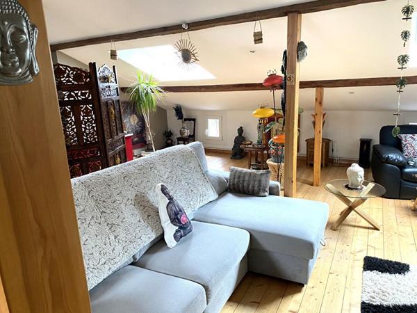 Belle Maison de Caractère de 166 m² entièrement rénovée avec son garage, atelier, cave, buanderie-chaufferie, terrasses, appentis et terrain clos, arboré de 598 m²