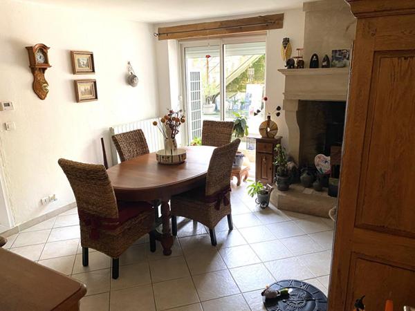 Belle Maison de Caractère de 166 m² entièrement rénovée avec son garage, atelier, cave, buanderie-chaufferie, terrasses, appentis et terrain clos, arboré de 598 m²