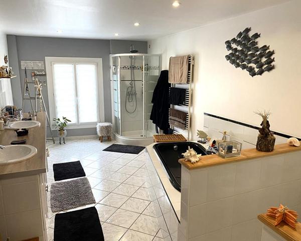 Belle Maison de Caractère de 166 m² entièrement rénovée avec son garage, atelier, cave, buanderie-chaufferie, terrasses, appentis et terrain clos, arboré de 598 m²