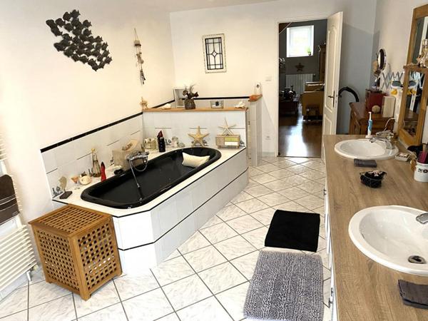 Belle Maison de Caractère de 166 m² entièrement rénovée avec son garage, atelier, cave, buanderie-chaufferie, terrasses, appentis et terrain clos, arboré de 598 m²