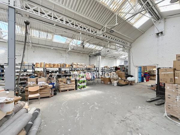 Hangar de 936 m² en secteur économique avec partie bureau sur axe commerçant. Accès pour camion. TOURCOING