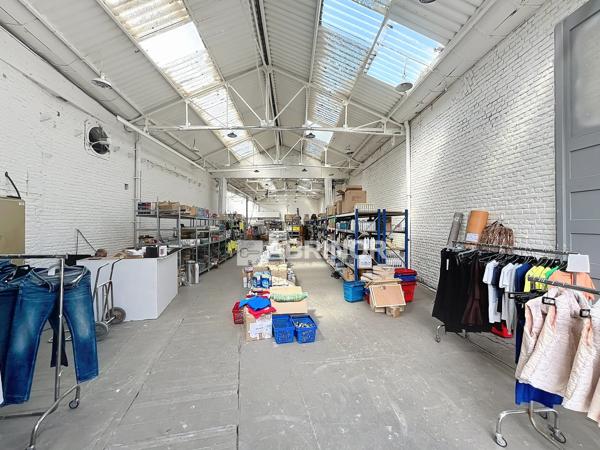 Hangar de 936 m² en secteur économique avec partie bureau sur axe commerçant. Accès pour camion. TOURCOING